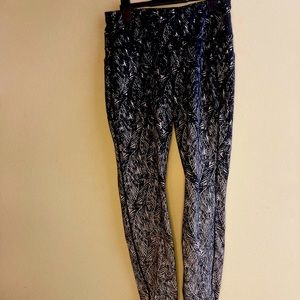 Black and White Ombré Leaves Design Contour High Waisted Leggings